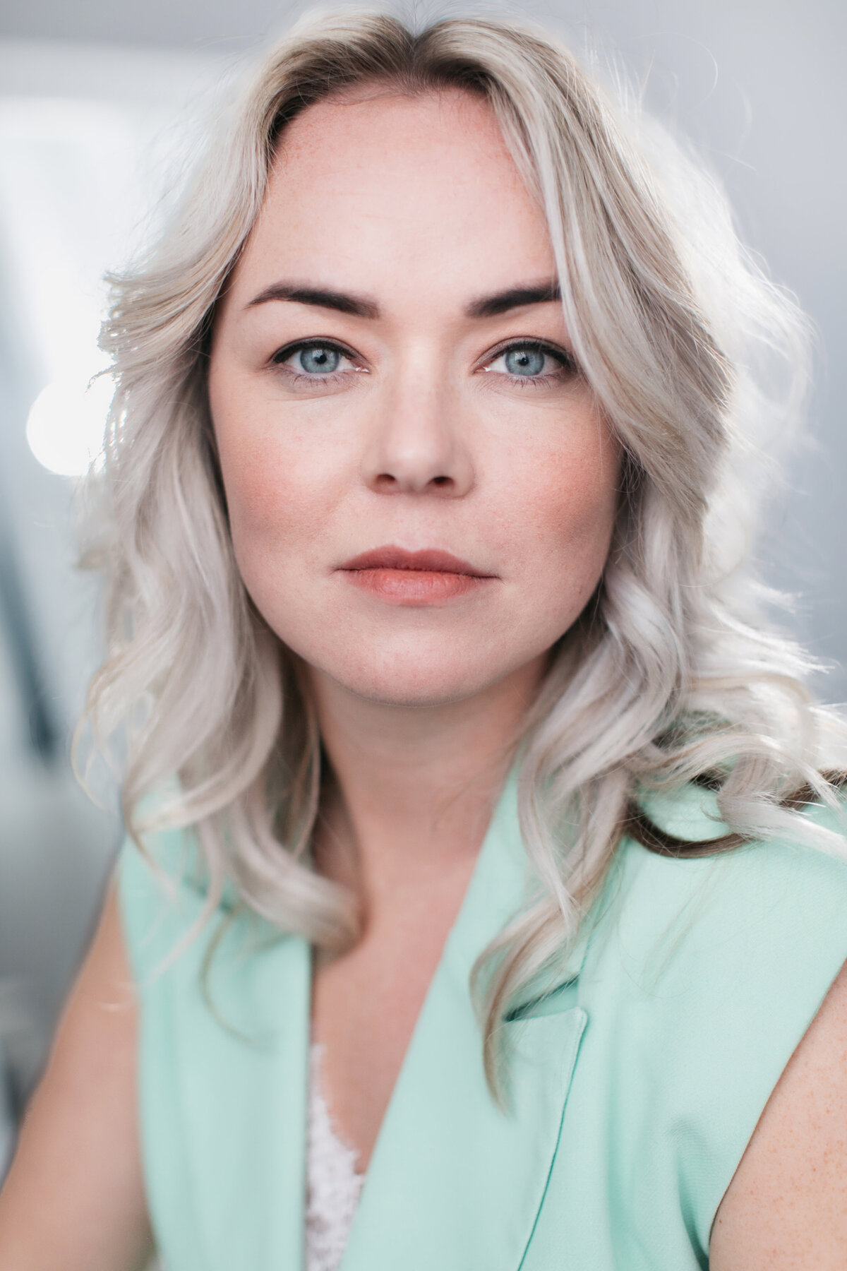 Castingfoto van Mariska Pronk. Vrouw met blond haar, blauwe ogen en mint-kleurige top.