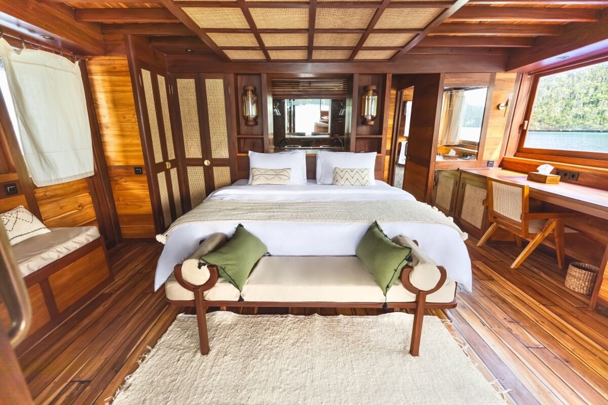 Senja Luxury Yacht Charter Indonesia _lowdef_master cabin_landscape 4