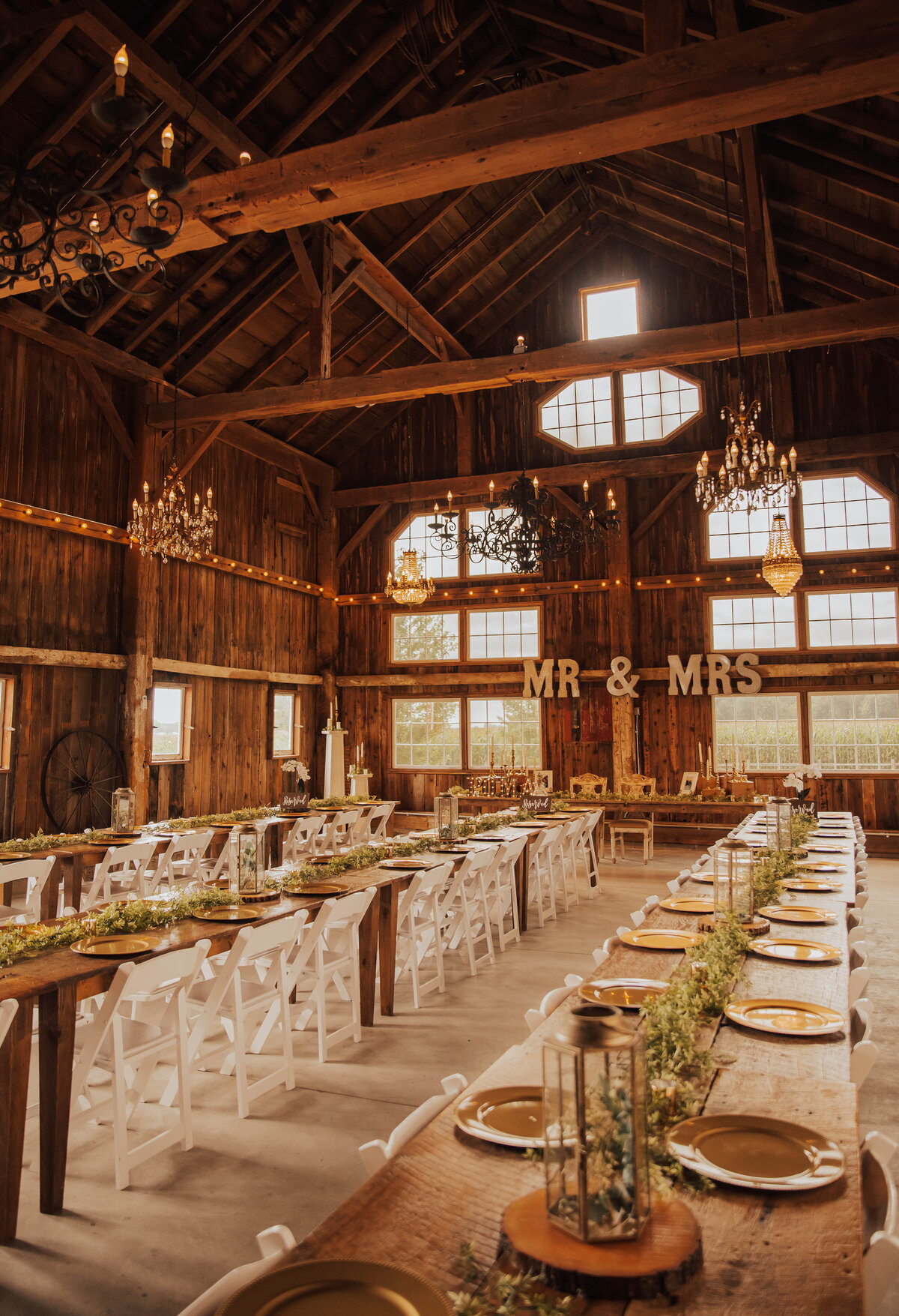 long wedding table at the Michigan barn wedding venue