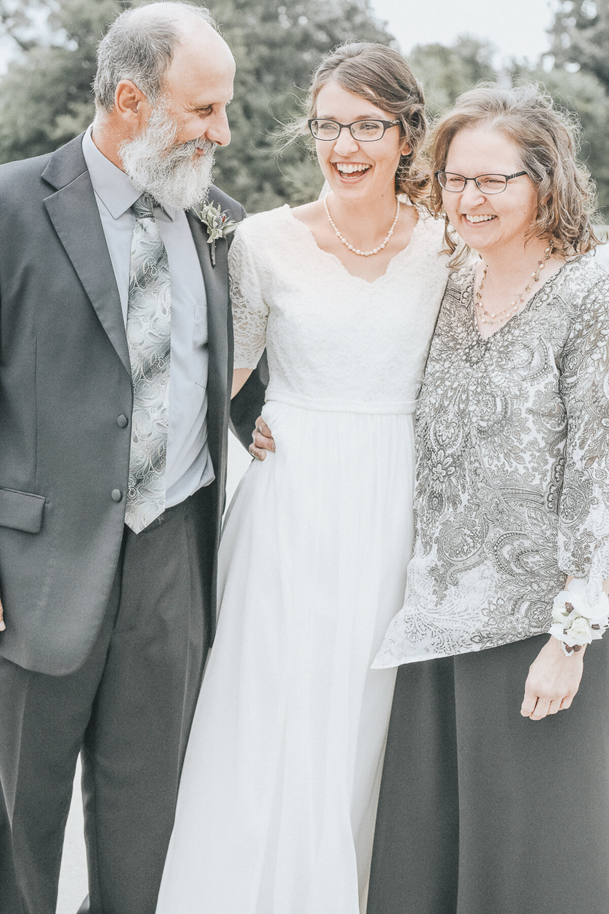 wedding family | Iowa wedding photographer | Iowa Photographer | Playlife | Cedar Rapids | Iowa City | Kalona | Alaynna Ann Schwartz-10