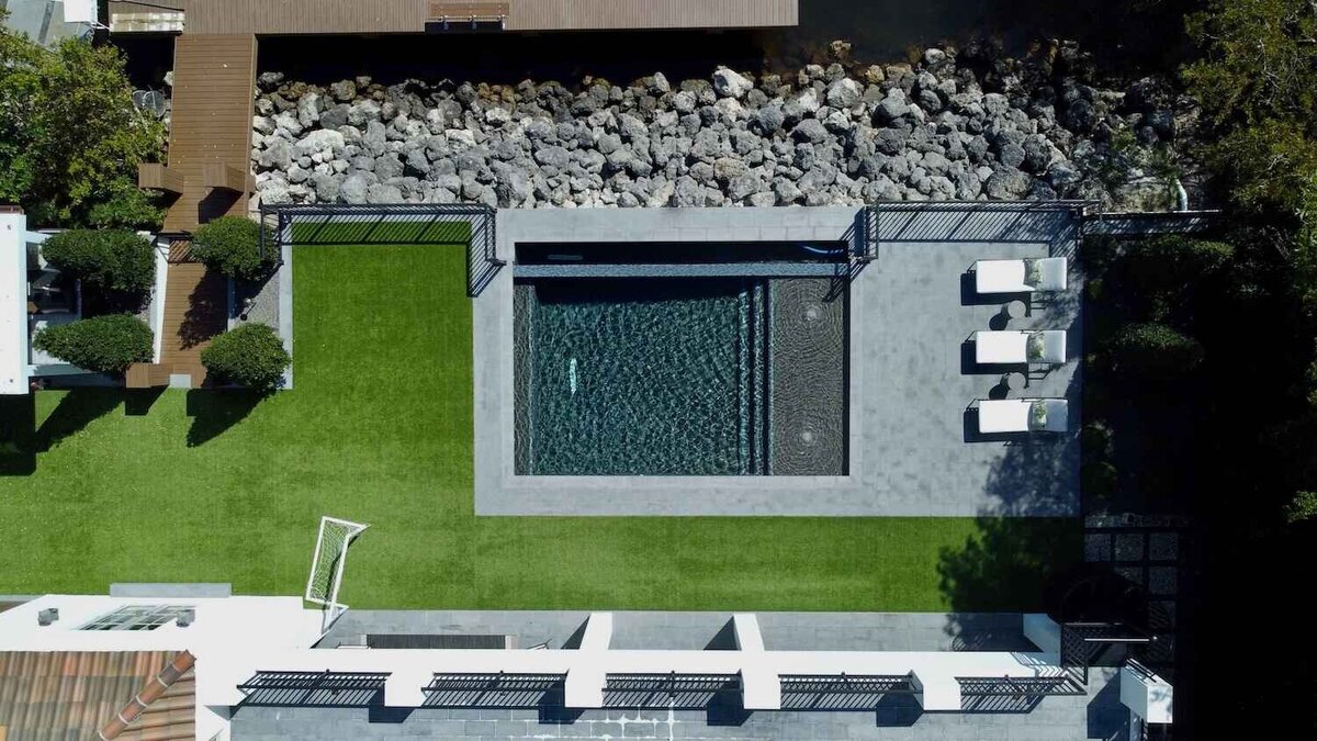 Rectangle swimming pool with bubblers