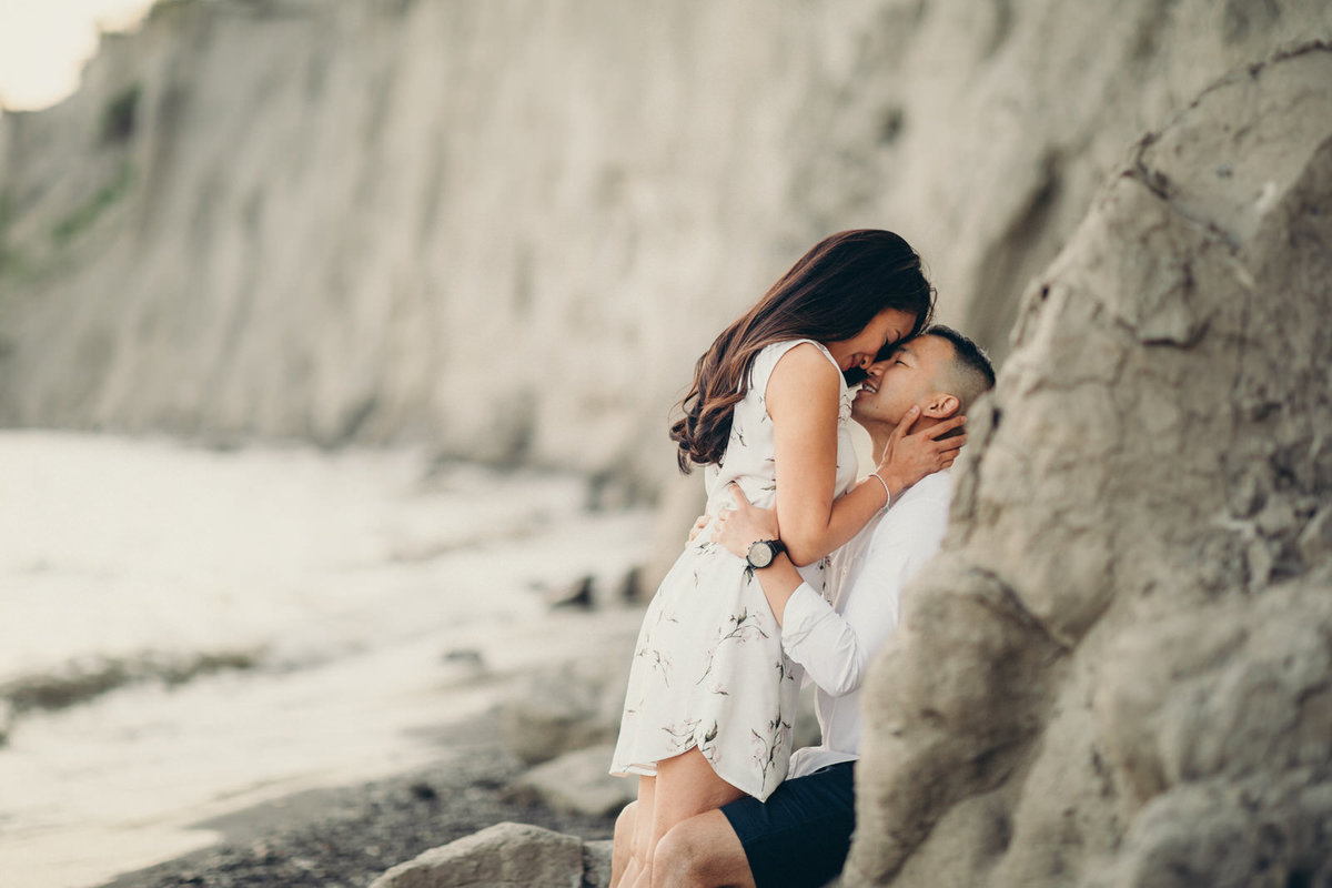 romantic-scarborough-bluffs-engagement-shoot