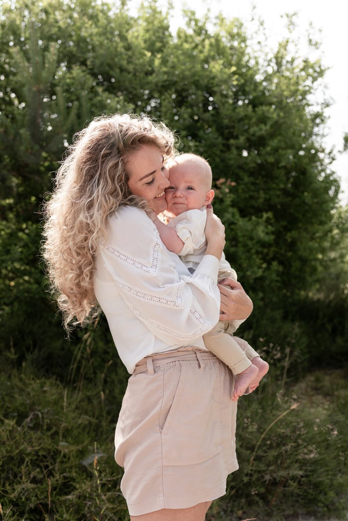 gezins fotograaf Groningen - liefdevol stel in natuur.