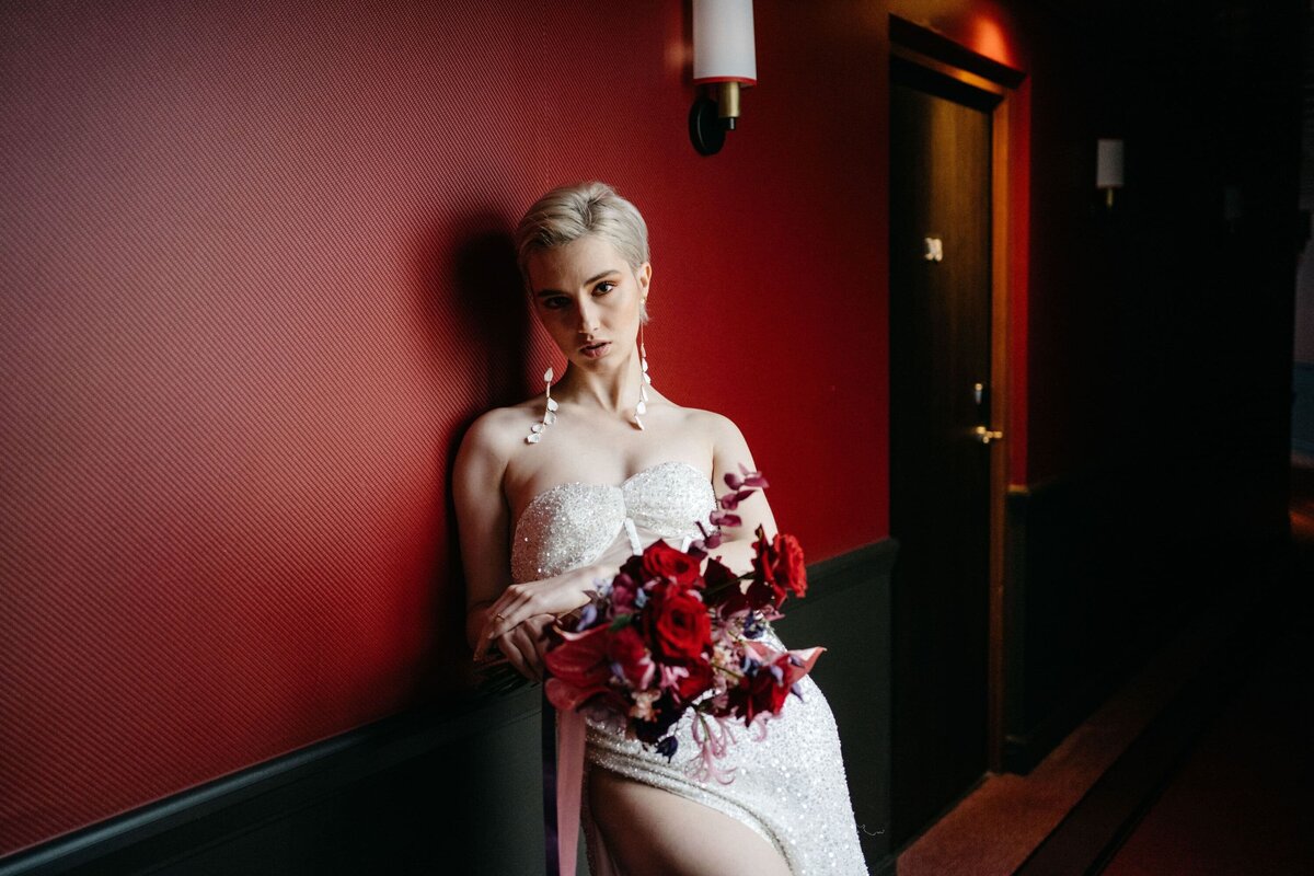 mariee-robe-a-sequins-et-bouquet-de-fleurs-rouges