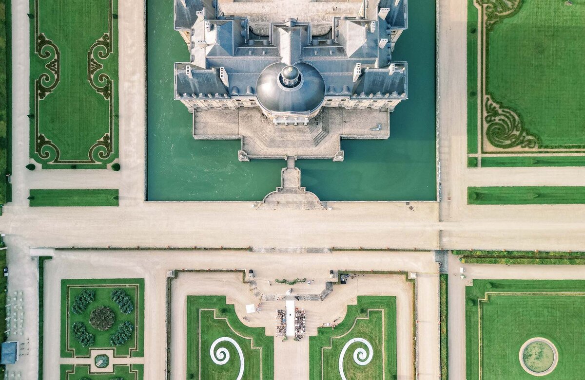 h Fairytale Castle Wedding Paris France Chateau de Vaux-le-Vicomte by @alejandrapoupelevents 11