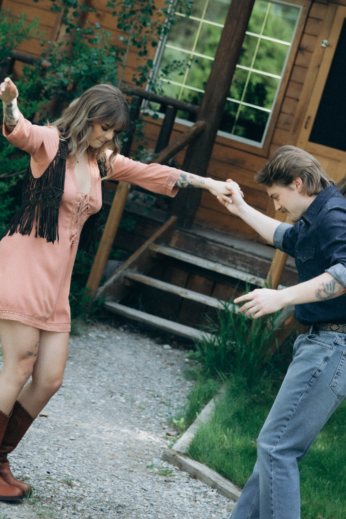 vpc-couples-vintage-cabin-shoot-17
