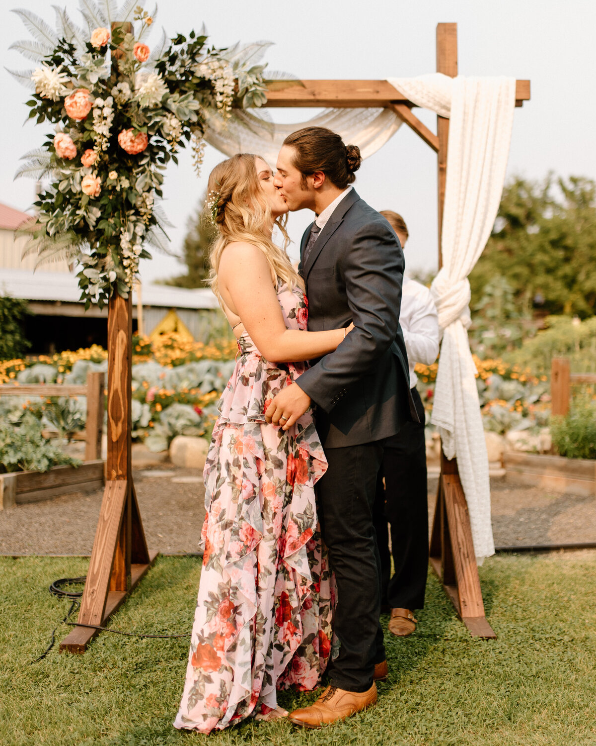 backyard_garden_wedding_spokane_washington_01