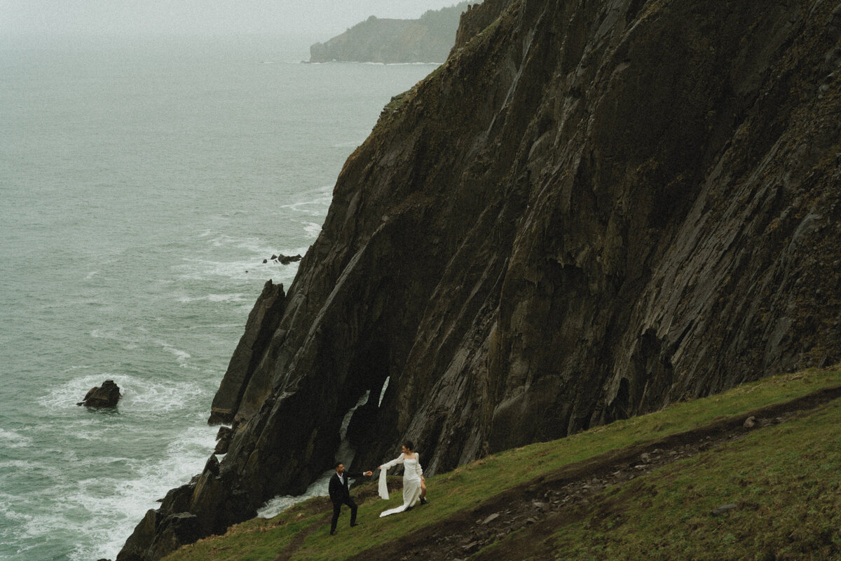 elopement oregon cliff - lizarrietaphotography-43