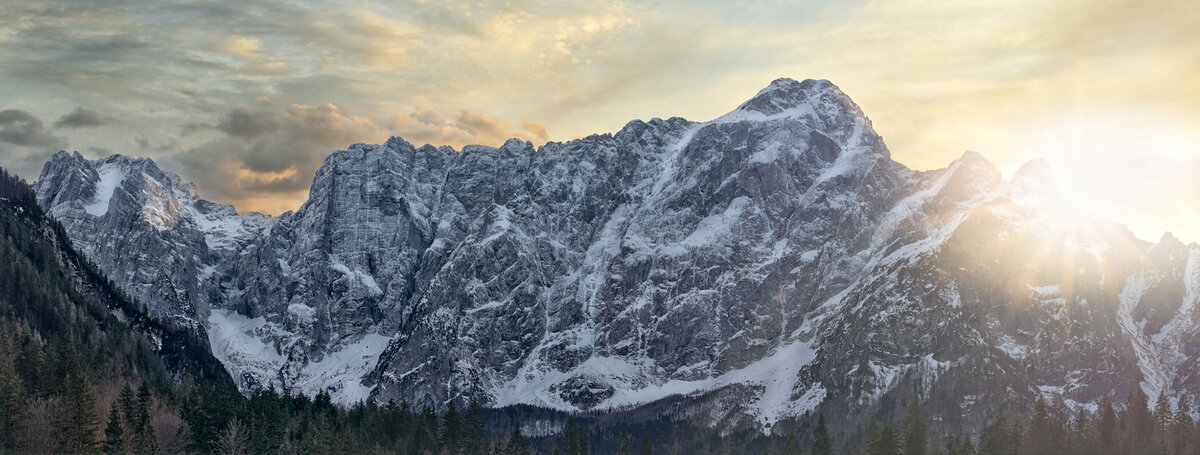 Winterliche Alpenlandschaft am Lago di Fusine mit Blick auf den Mangart – stimmungsvolle Lichtstimmung in den Julischen Alpen, fotografiert vom Fotograf Atelier Schulte – professionelle Landschaftsfotografie in Österreich und Italien.