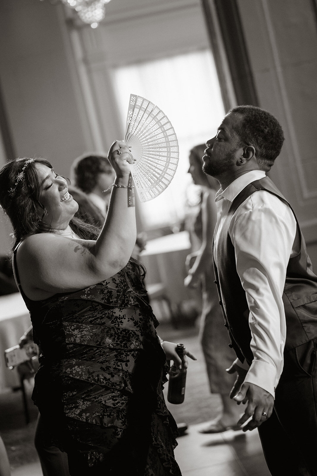 newlyweds dancing using fan wedding reception