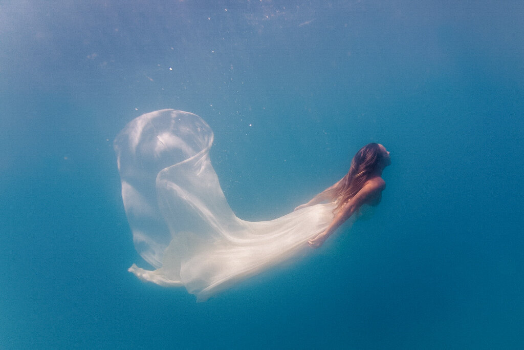 bride underwater