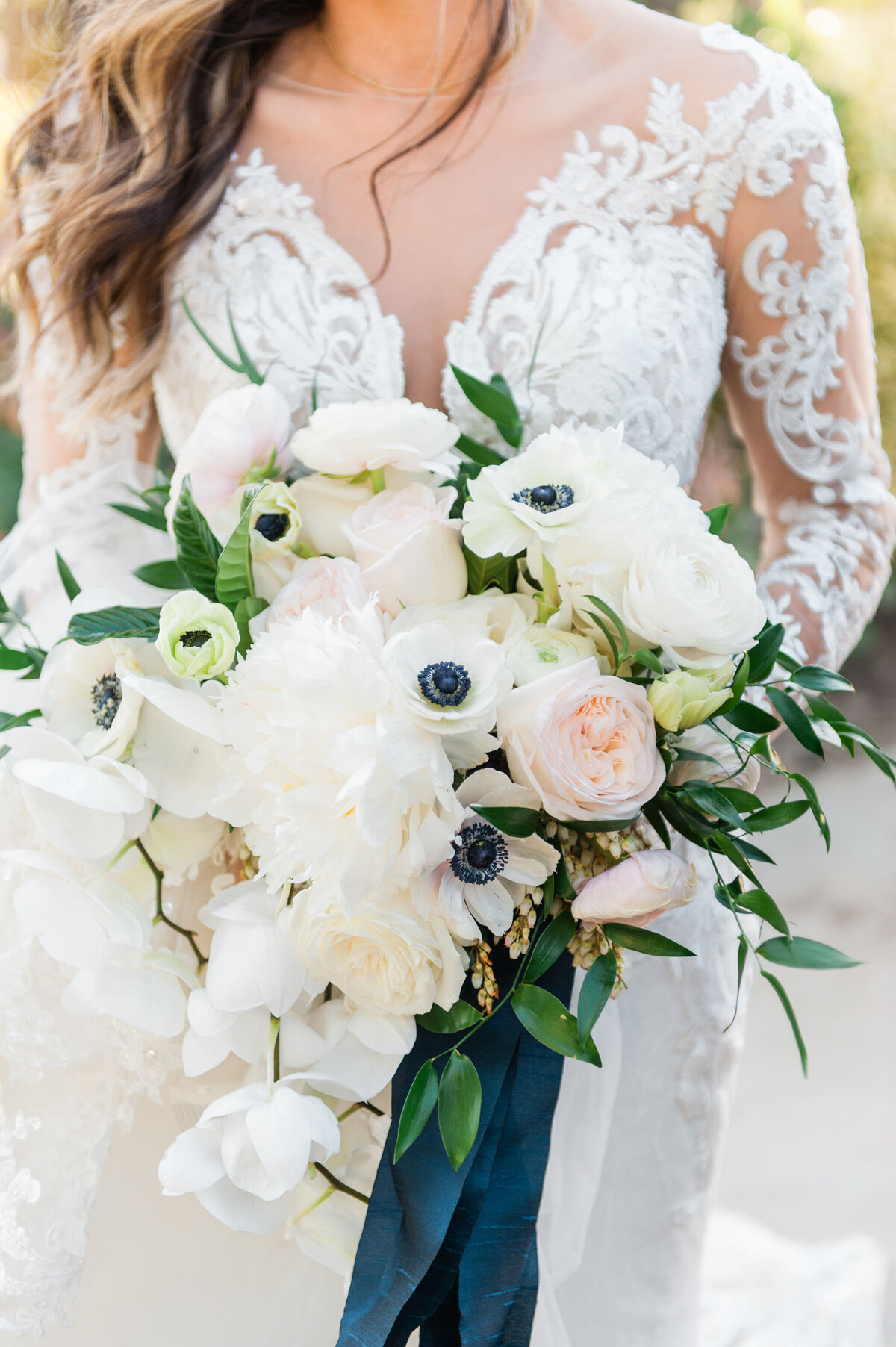 White and purple bouquet | Bella Fleur
