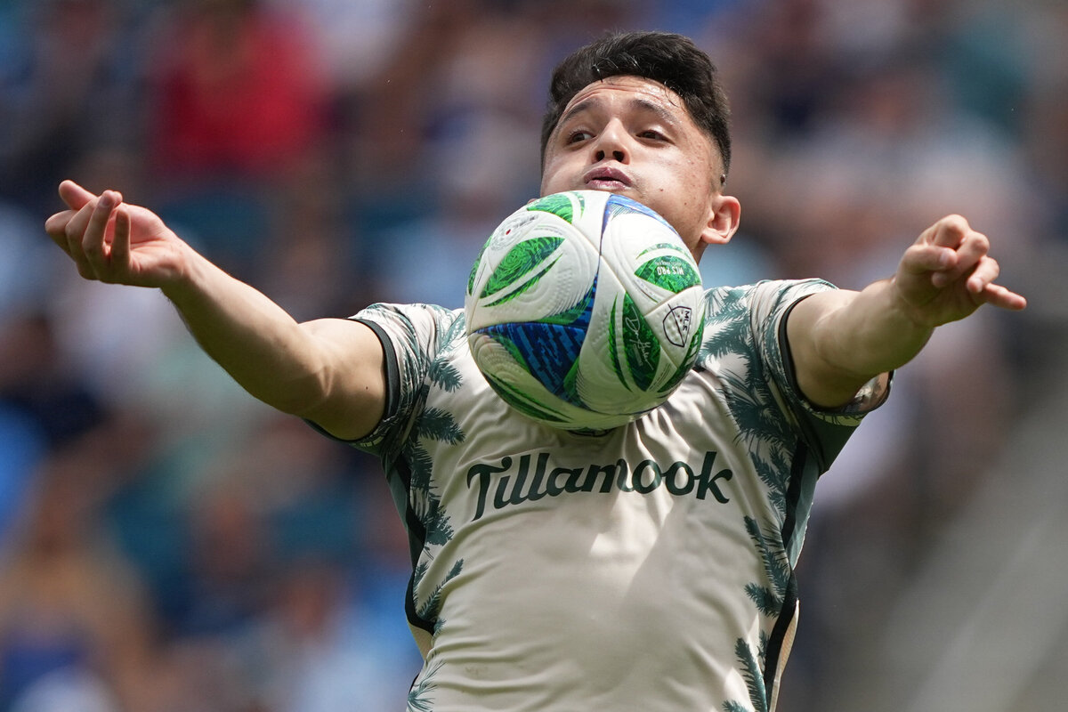 kansas-city-sports-photography-0158-soccer-player-with-ball-in-action