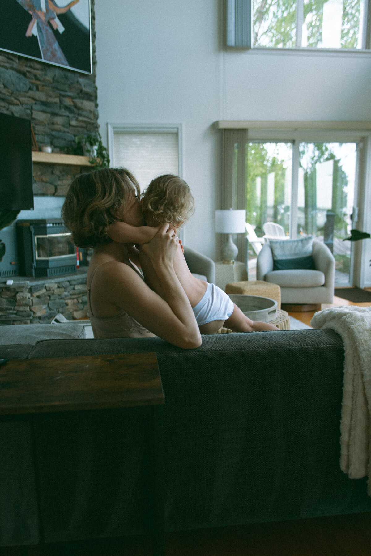 breastfeeding-motherhood-longform-session-in-home-115