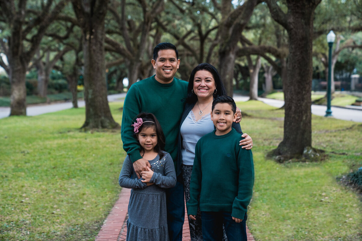 Family poses in Rice University for Houston freelance photographer