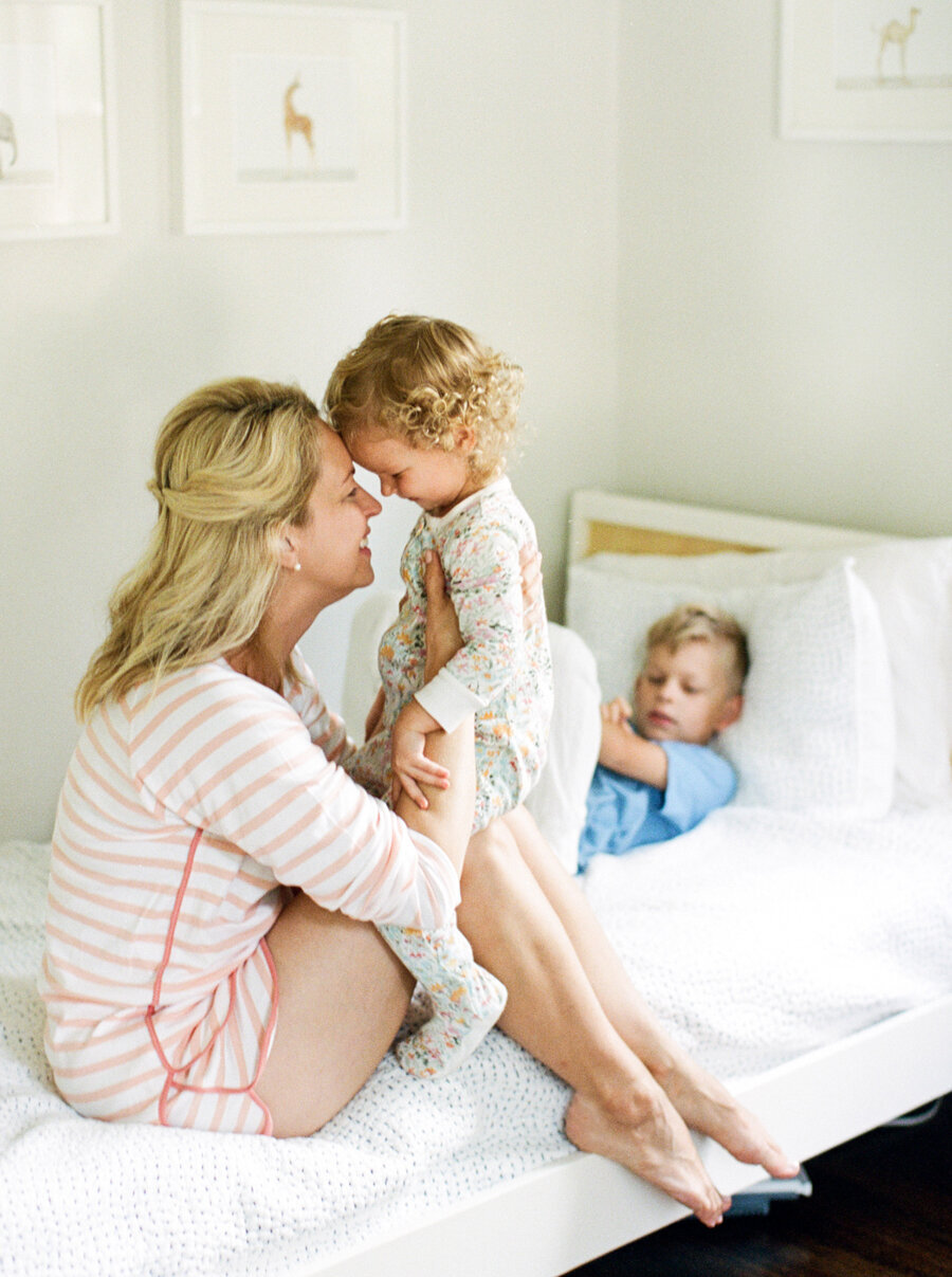 pjs-at-home-lifestyle-familly-session-at-home-by-charlottesville-photographer-amy-nicole-photography-001-1