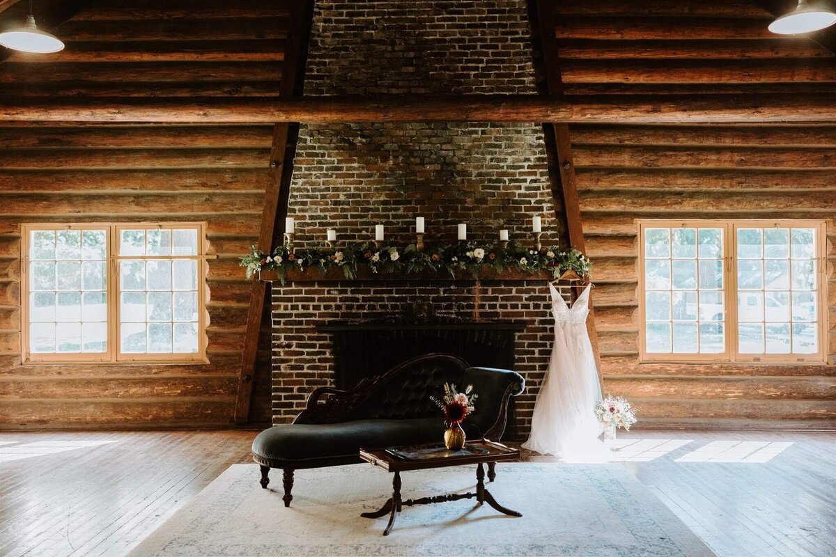 Floral mantelpiece garland by Flowers and Thyme.