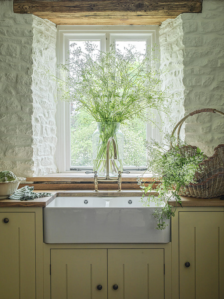 Create - Lisa Mehydene -  Butler Sink with Cowparsley lr