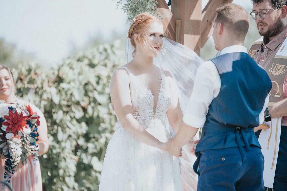 ceremony _ alaynna ann schwartz _ harpors vinyard _ iowa photographer _ playlife photography_0129