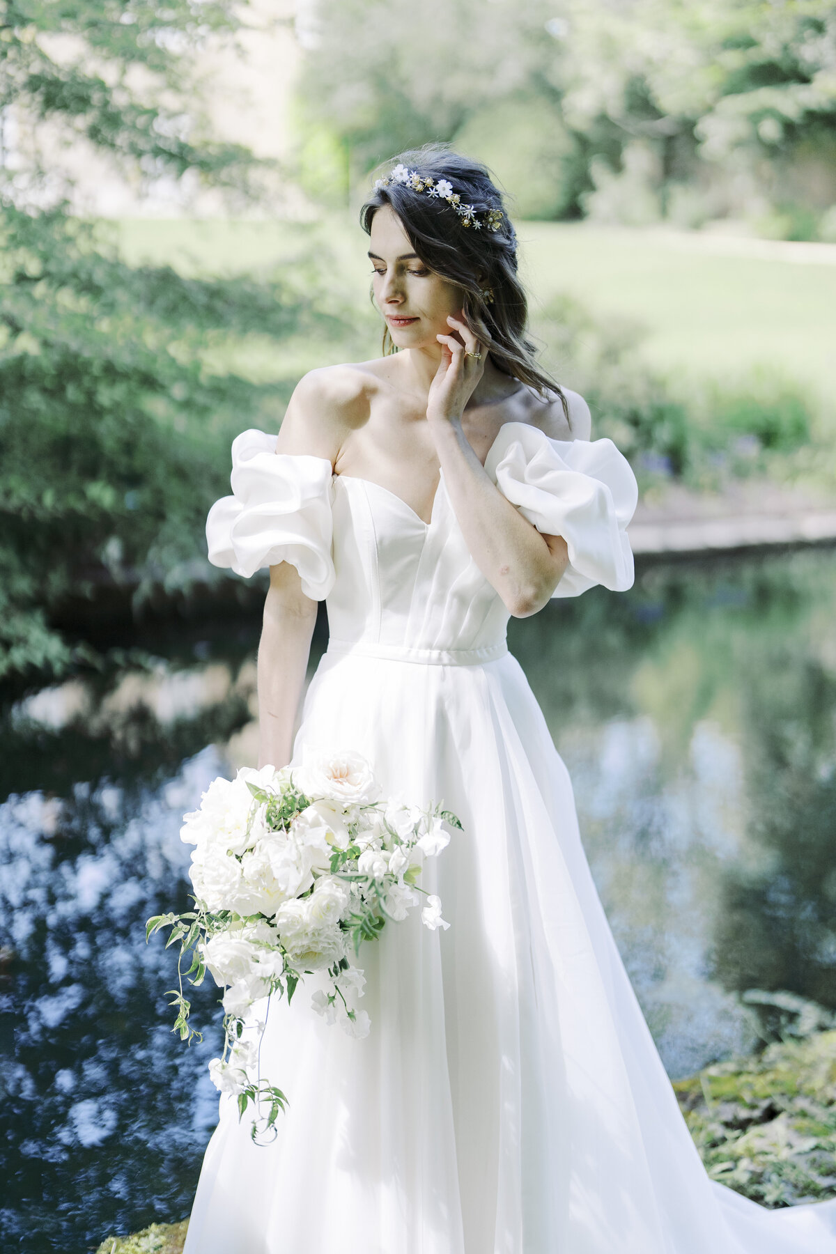 mariee-delicate-et-romantique-avec-bouquet-fleurs-blanches
