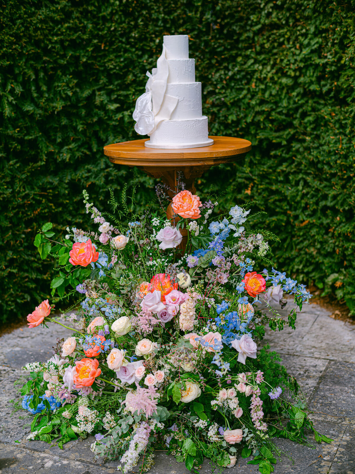 Chateau-Ferriere-wedding-composition-fleurs-colorees