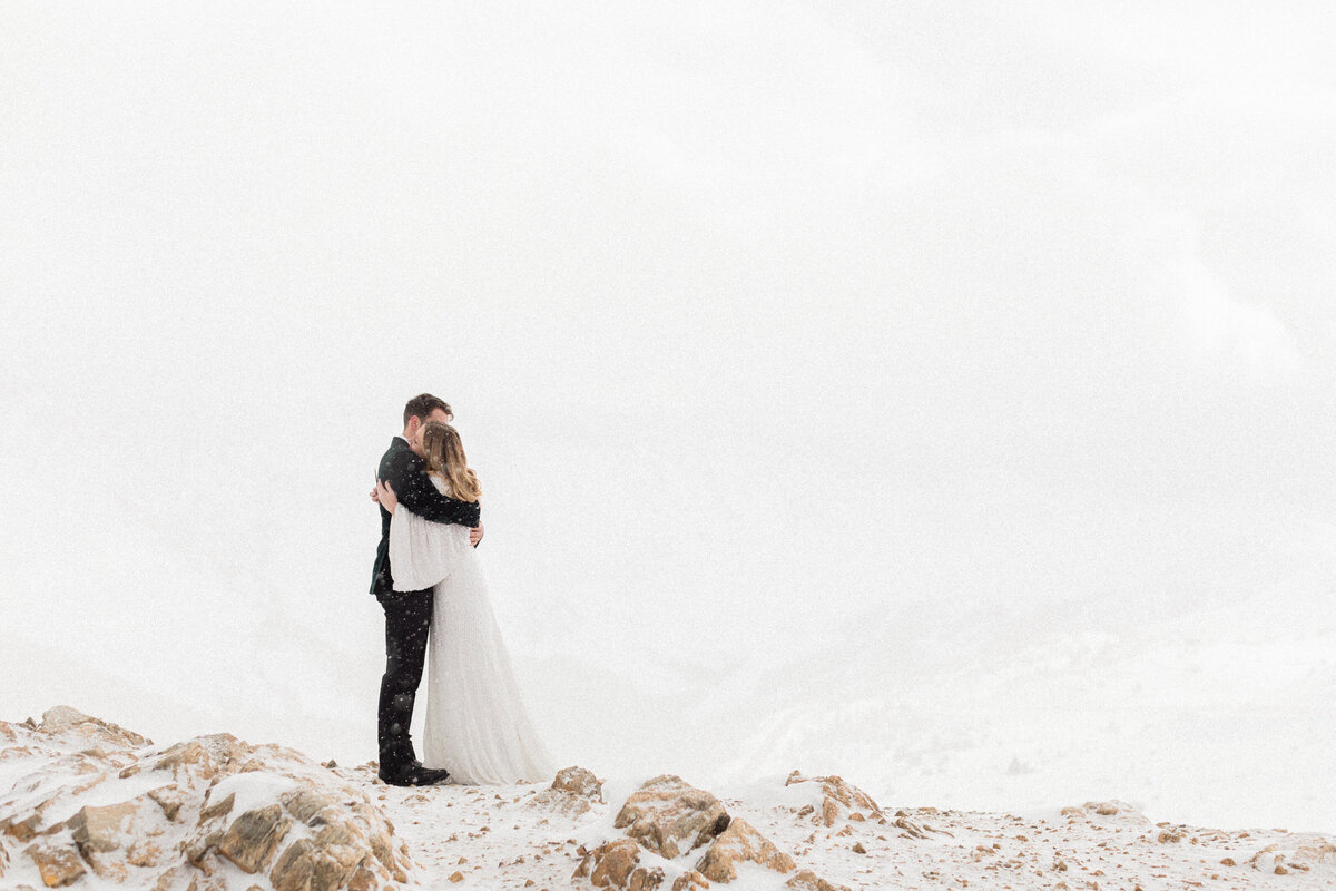 Colorado_Loveland_Pass_Winter_Elopement_By_Diana_Coulter-8