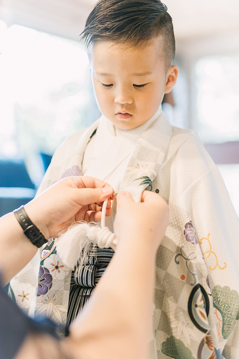 袴の準備をしている5歳の男の子の七五三前撮り写真。横浜市にてYukika Ishikawa Photographyが撮影。
