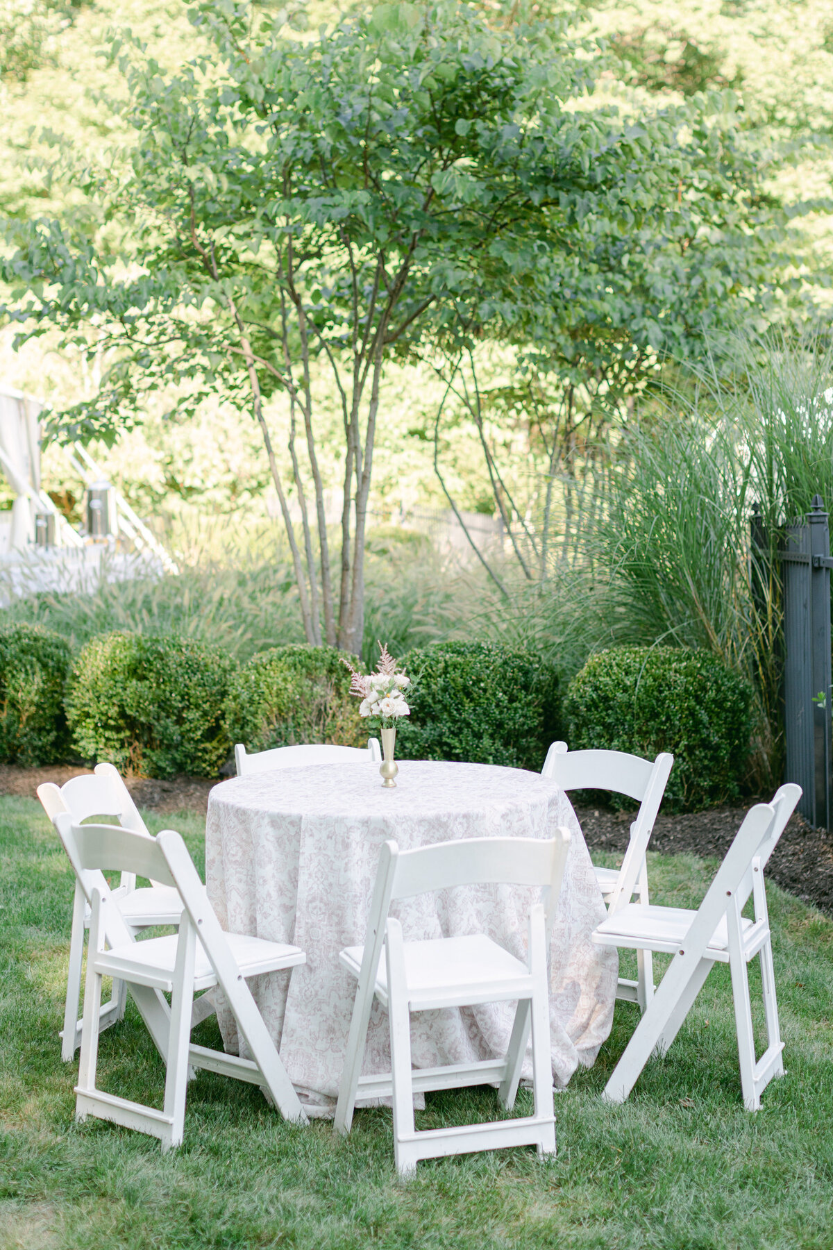 cocktail-hour-flowers-backyard-wedding-enza-events