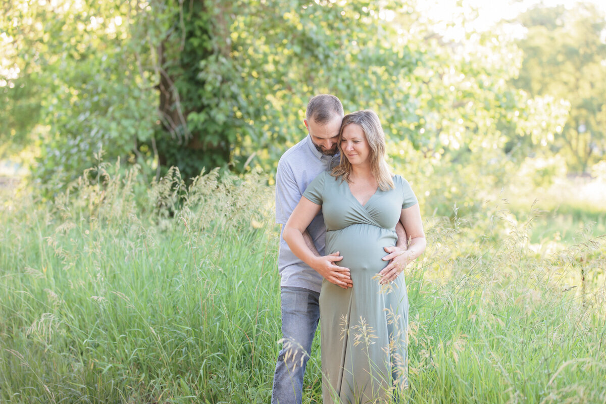 maternity photos michigan howell green grass light