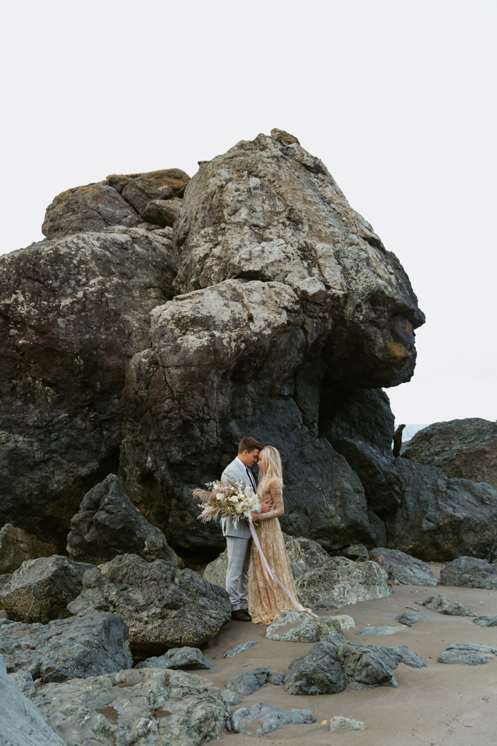 Oregon elopement on the oregon coast in the fall