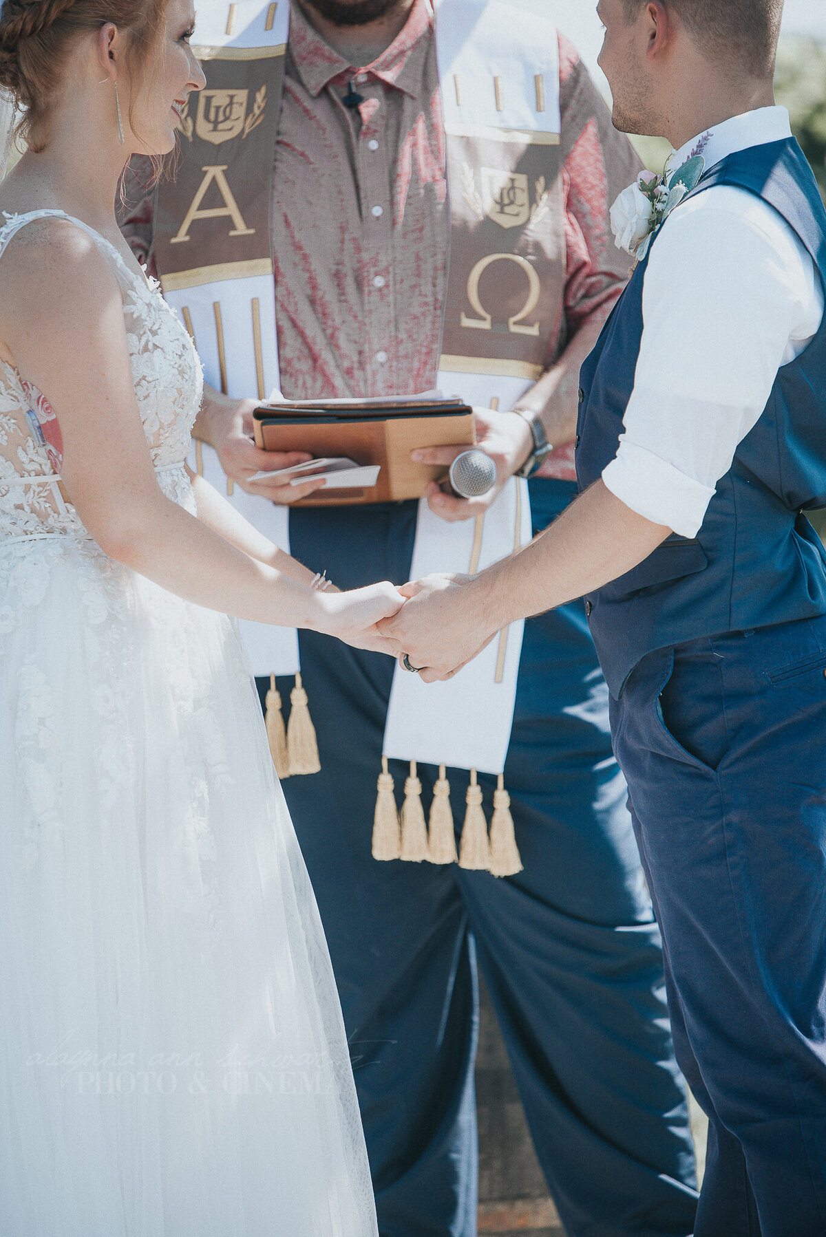 ceremony _ alaynna ann schwartz _ harpors vinyard _ iowa photographer _ playlife photography_0156