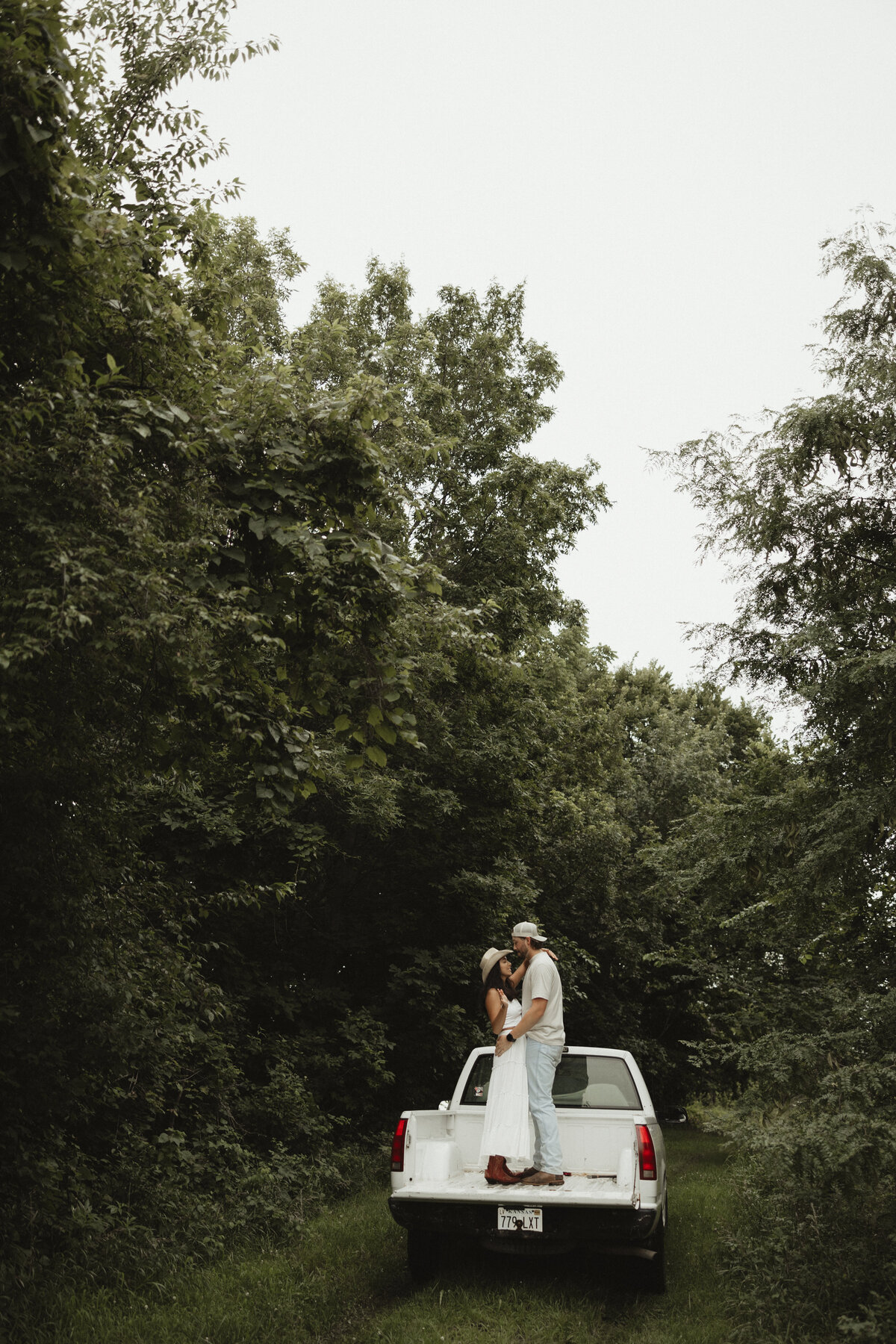 Wildflowercouplessessionwithtruck_emilyarwinephoto-55