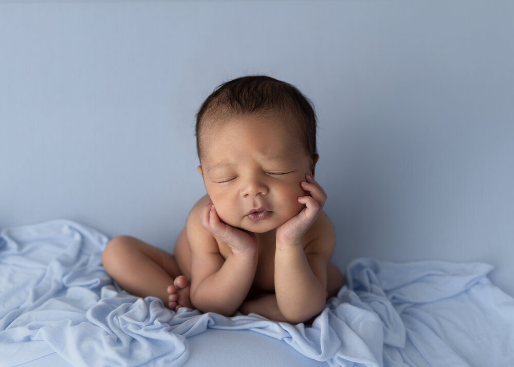 NEWBORN_BABYBOYINBLUEFROGGYPOSE
