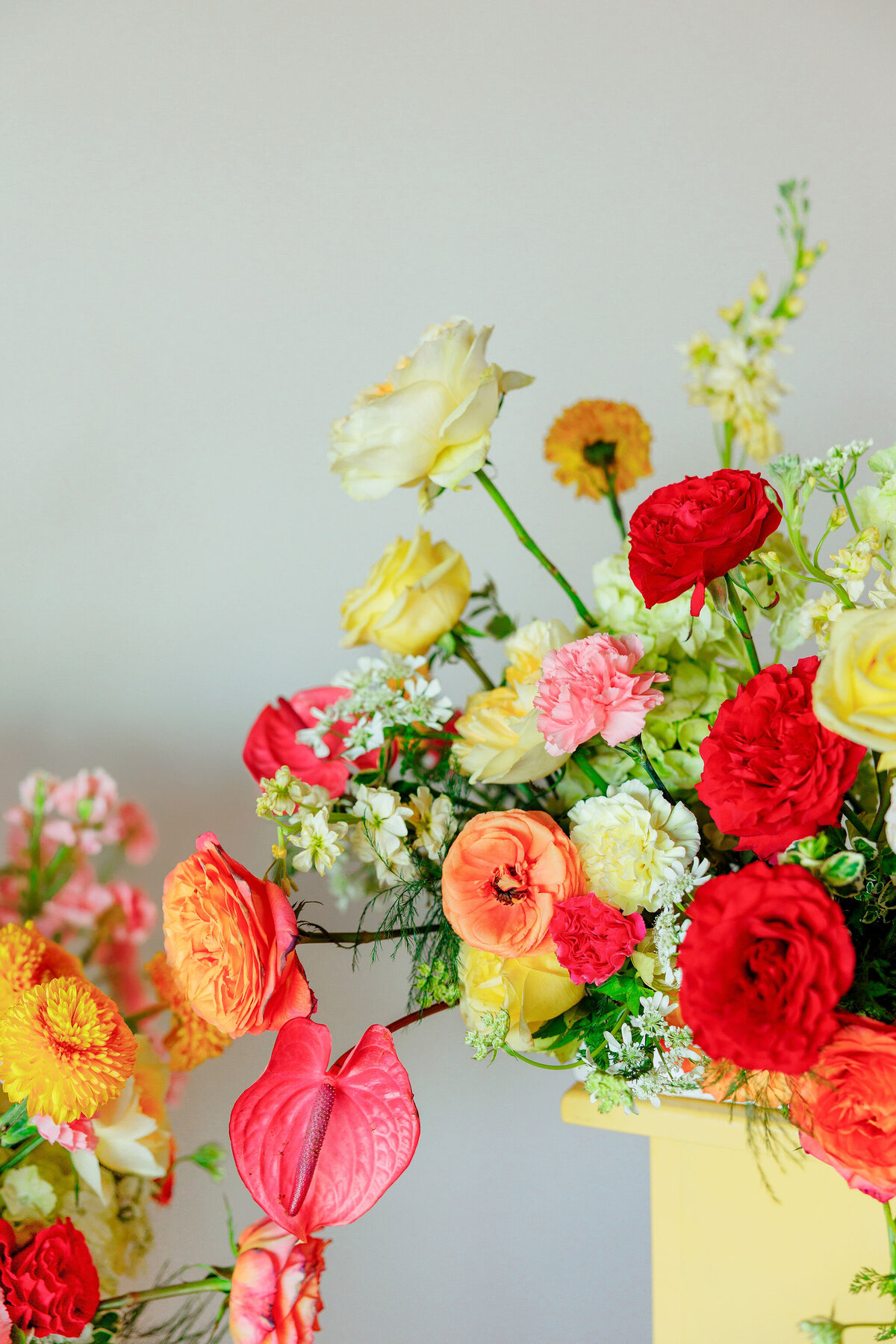 bold-wedding-bar-decor-orange-blooms