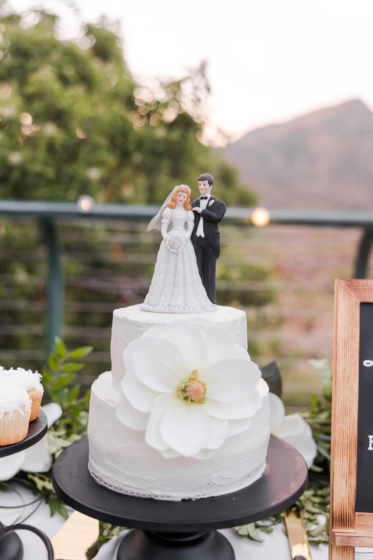 wedding-cake-with-magnolia