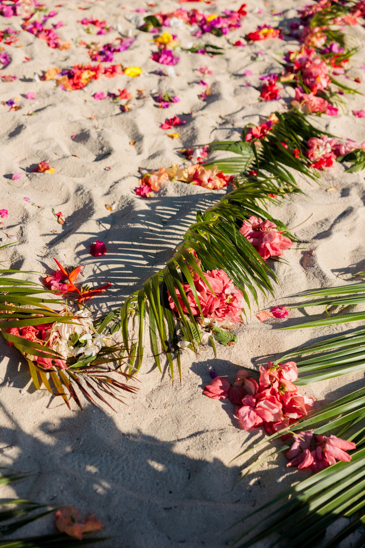 tropical-floral-details-destination-wedding-tahiti