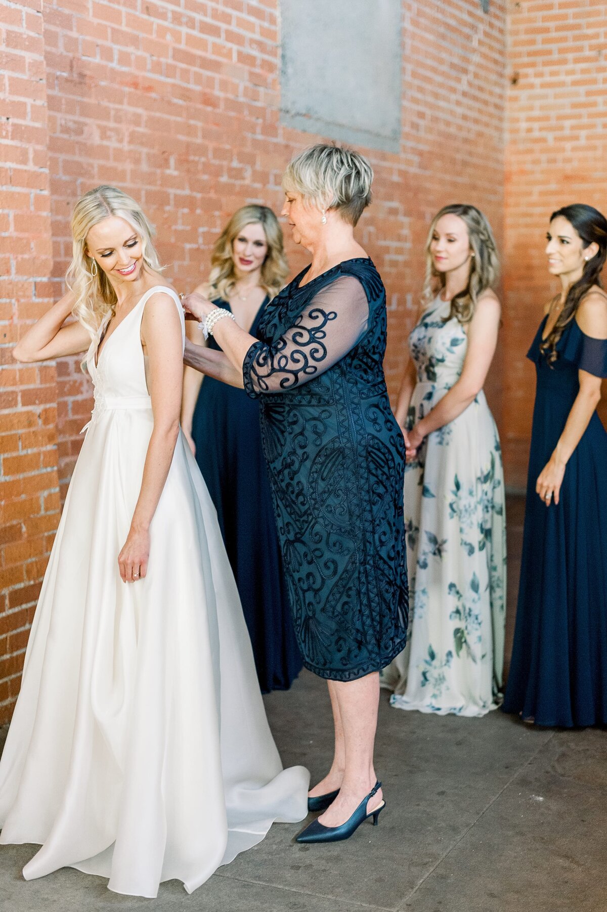 Warehouse-215-wedding-by-Leslie-Ann-Photography-00014