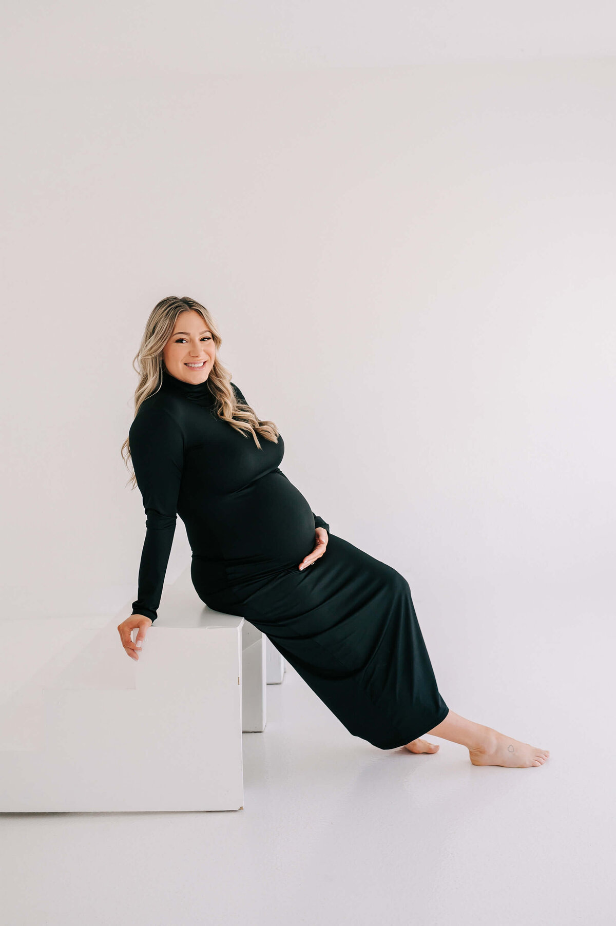 maternity picture in Joplin MO of pregnant mom sitting on step smiling
