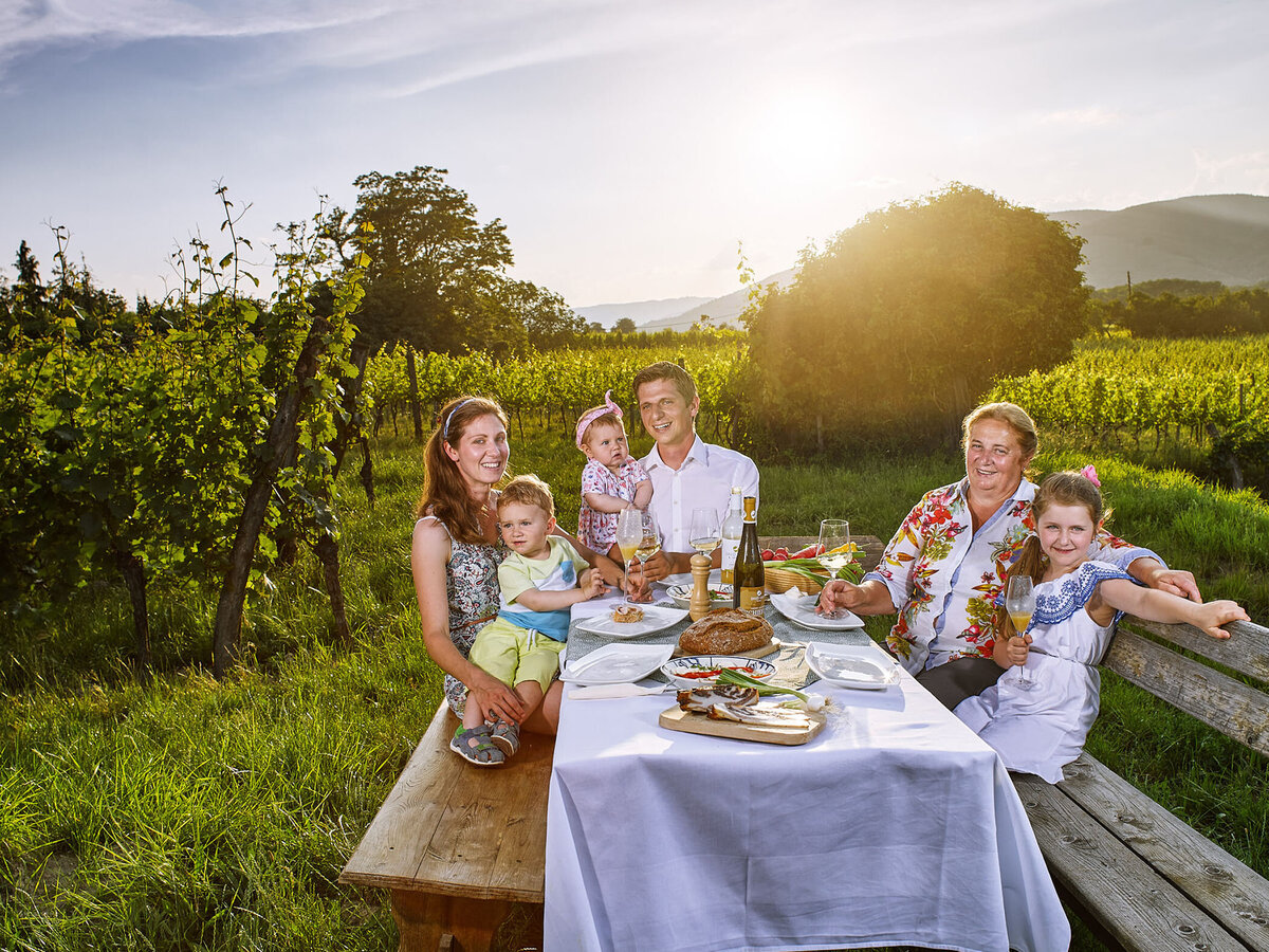 Emotionale Werbefotografie für Tourismus und Genussregionen – Atelier Schulte inszeniert echte Momente in natürlichem Licht mit Fokus auf Gastfreundschaft und Regionalität.
