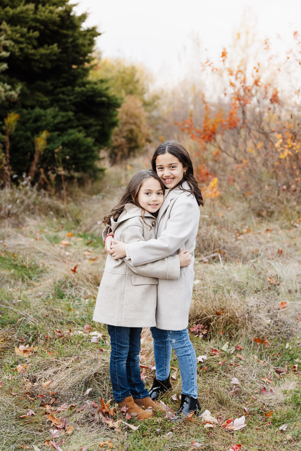 Sibling-snuggles-family-photography