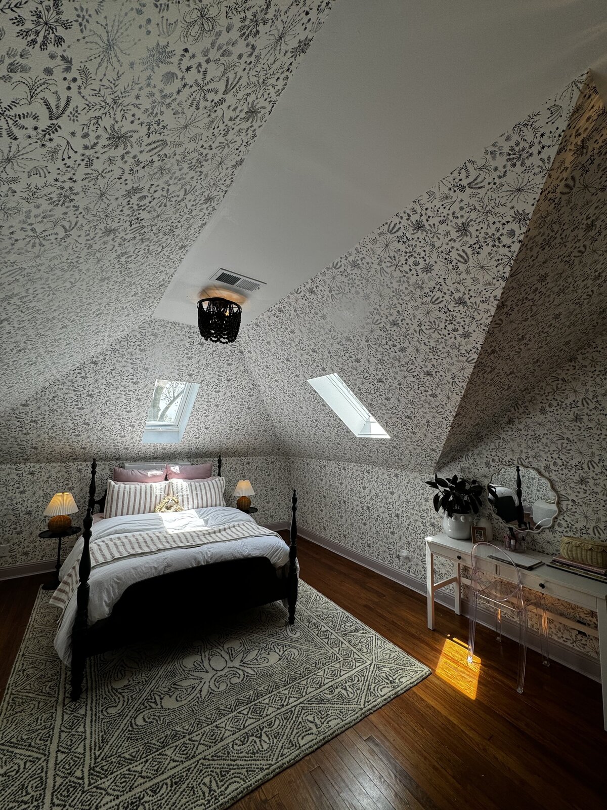 Floral Design Bedroom Wallpaper