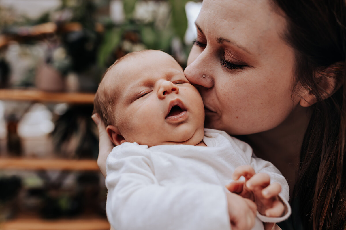 Nashville newborn photographer captures mother kissing baby's cheek