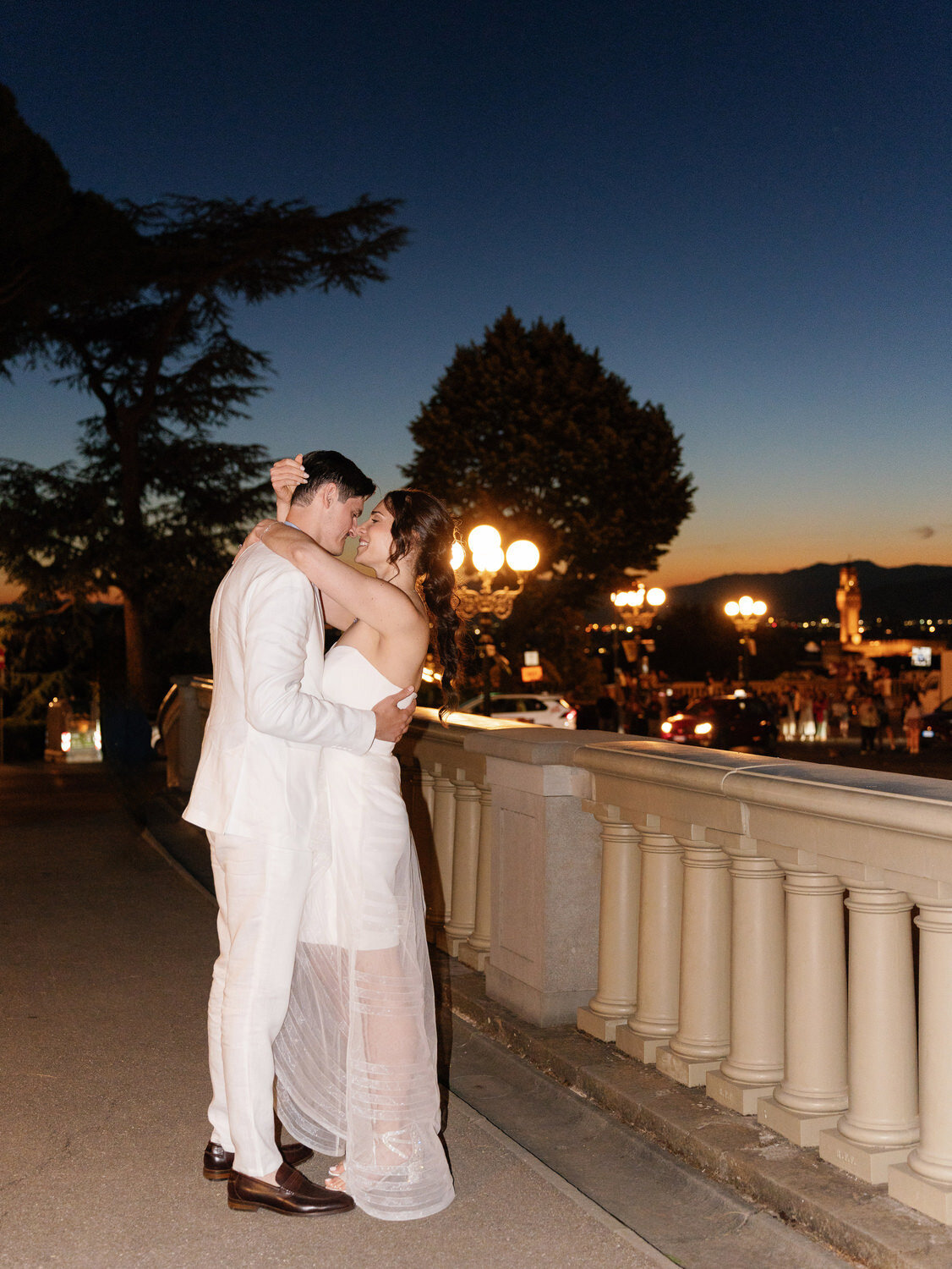 48-Nighttime-Embrace-at-Pre-Wedding-Dinner