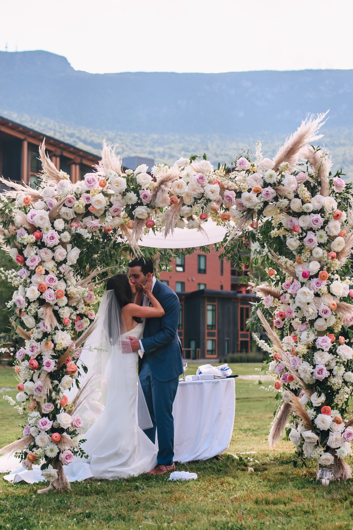 spruce-peak-stowe-wedding-florals