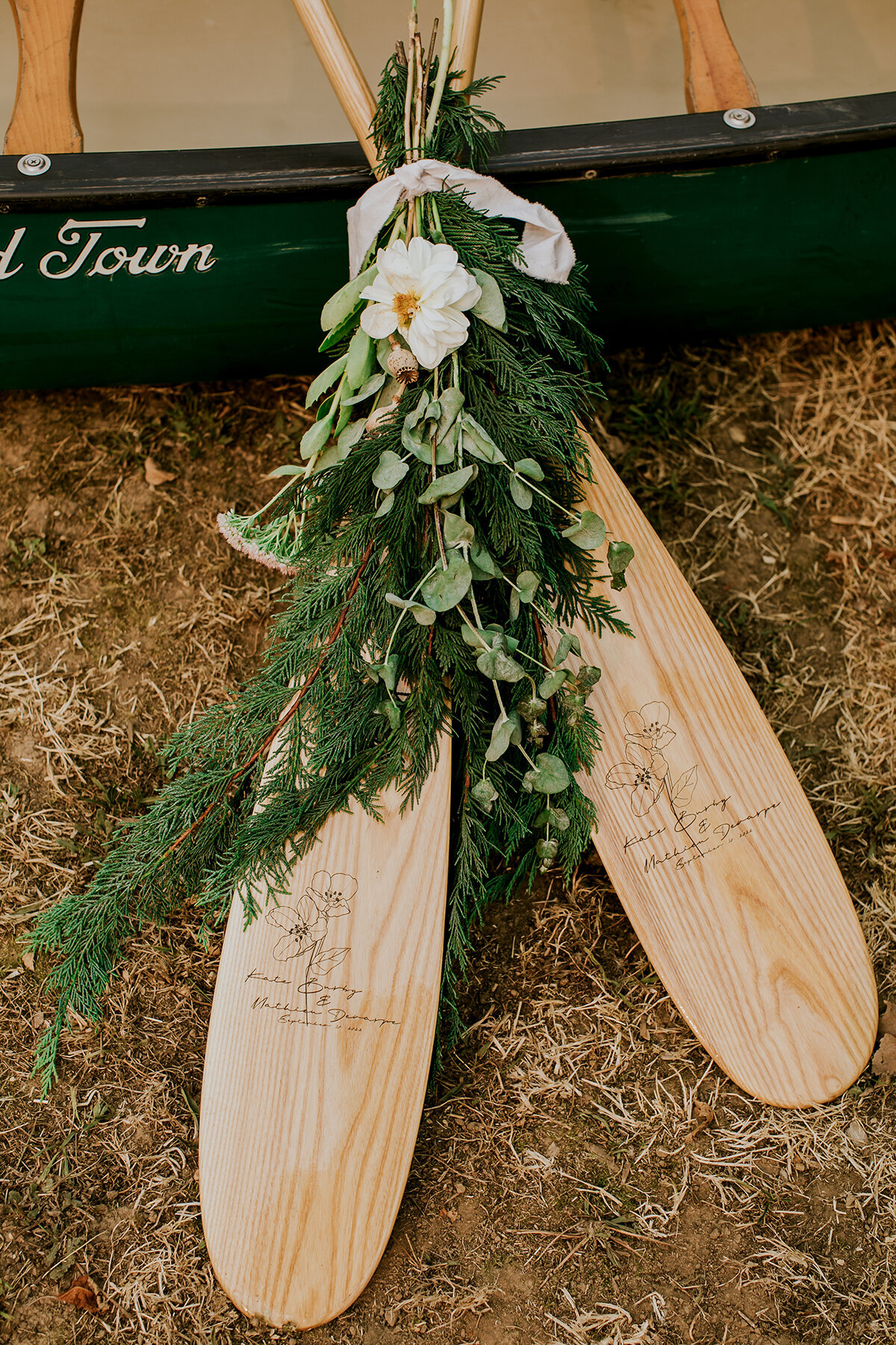 Hazelwood-photo-oregon-boho-elopement-canoe