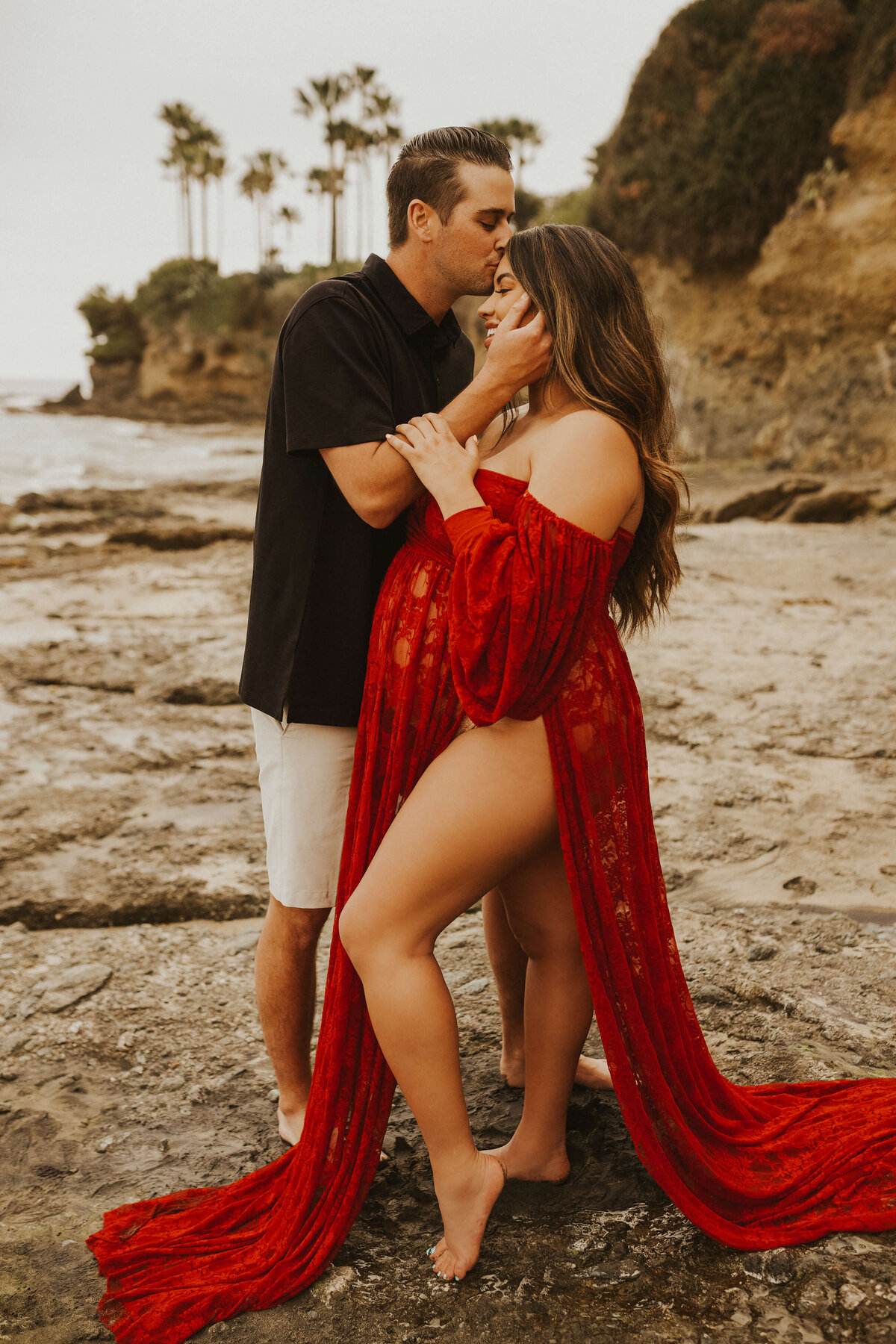 warm-toned-couple-pregnancy-beach-photoshoot