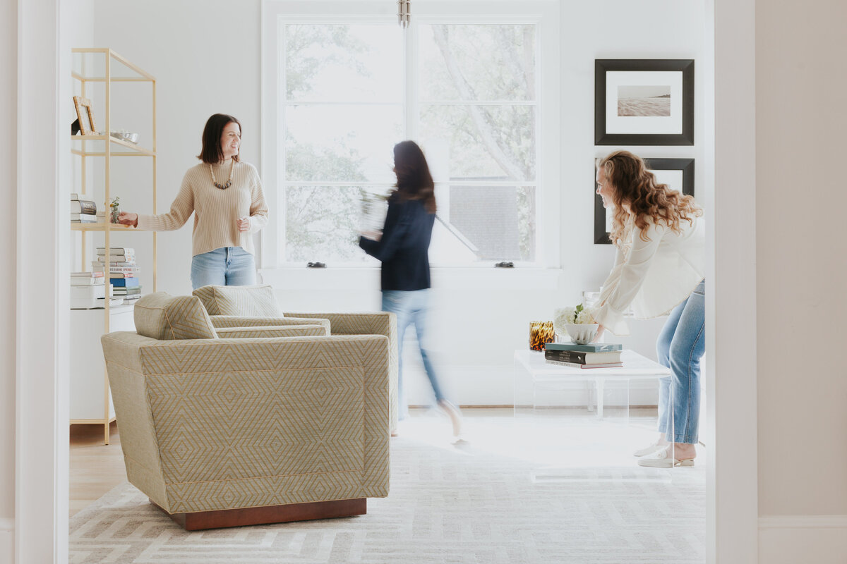 blur-photo-interior-deisgn-team-styling-space-for-brand-session-cotswold-charlotte