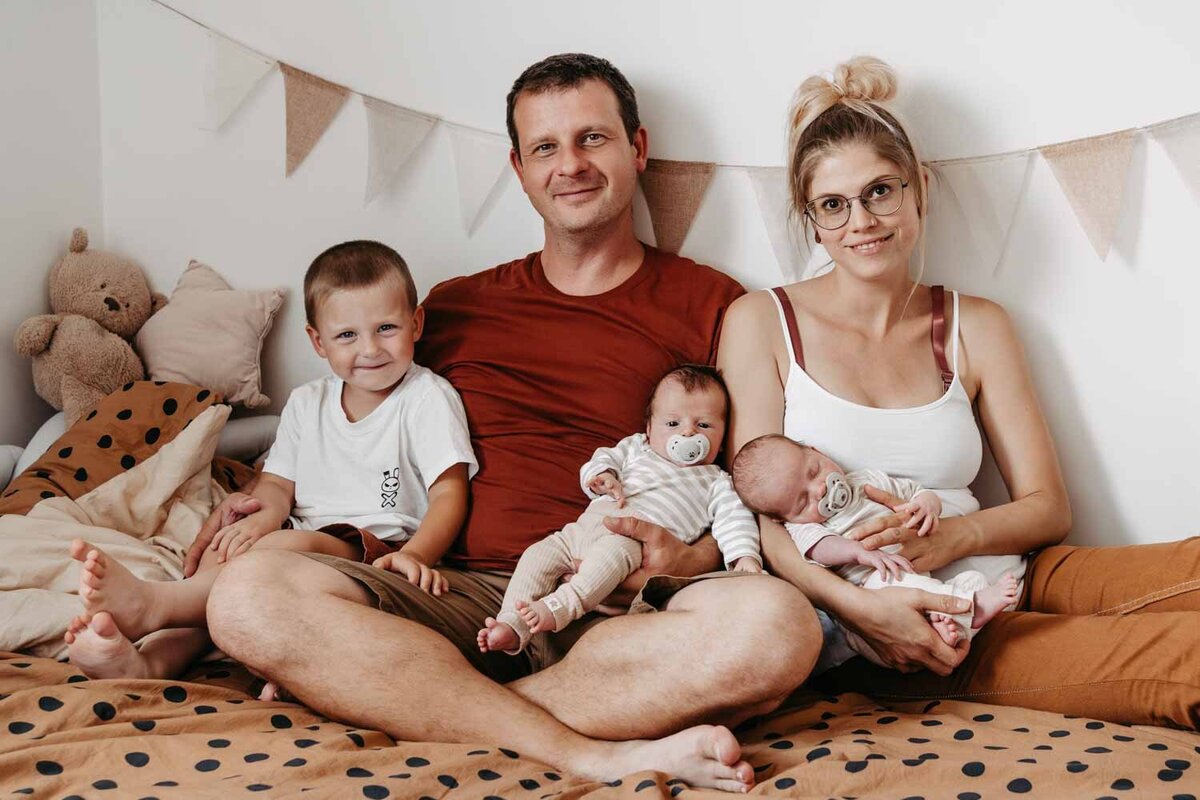 Lifestyle-newborn-foceni-doma_rodinna-fotografka-Praha-vychod_Karolina-Ticha-80