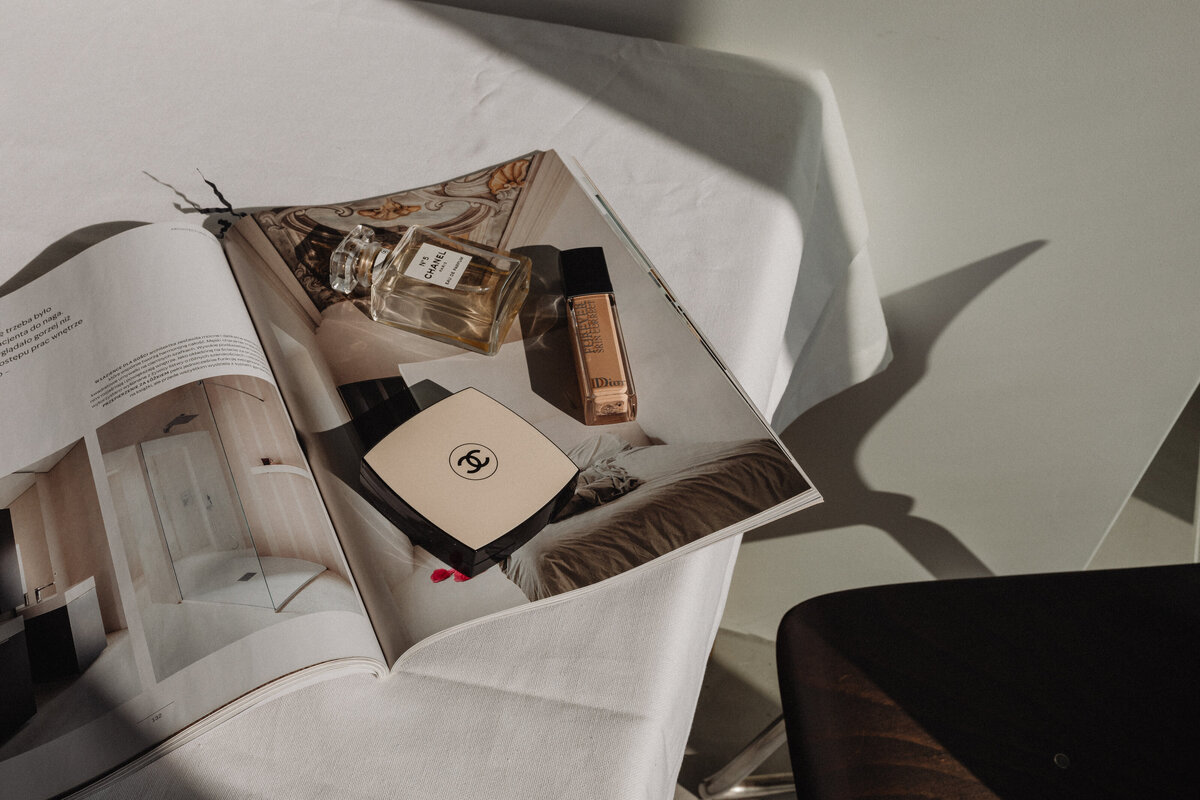 kaboompics_chic-essence-a-curated-collection-of-ugc-chanel-inspired-imagery-34900