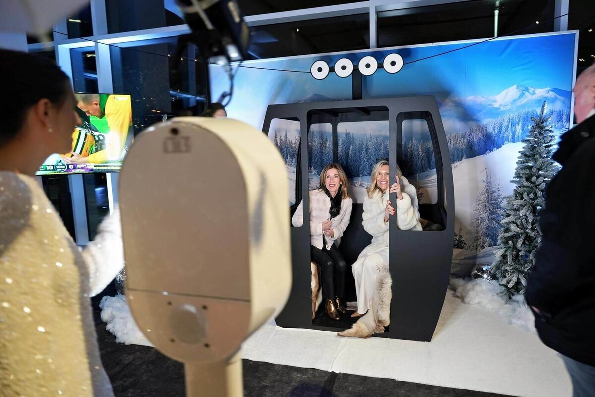 unique-ski-gondola-photo-booth-idea